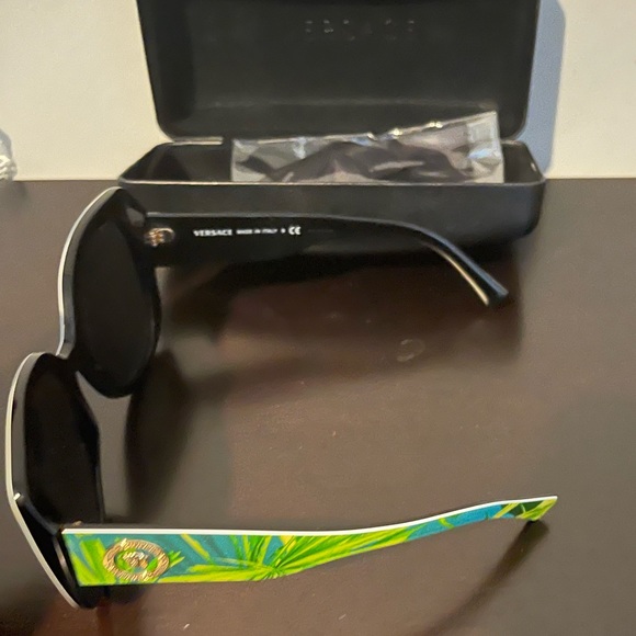 Versace sunglasses. - Picture 6 of 6